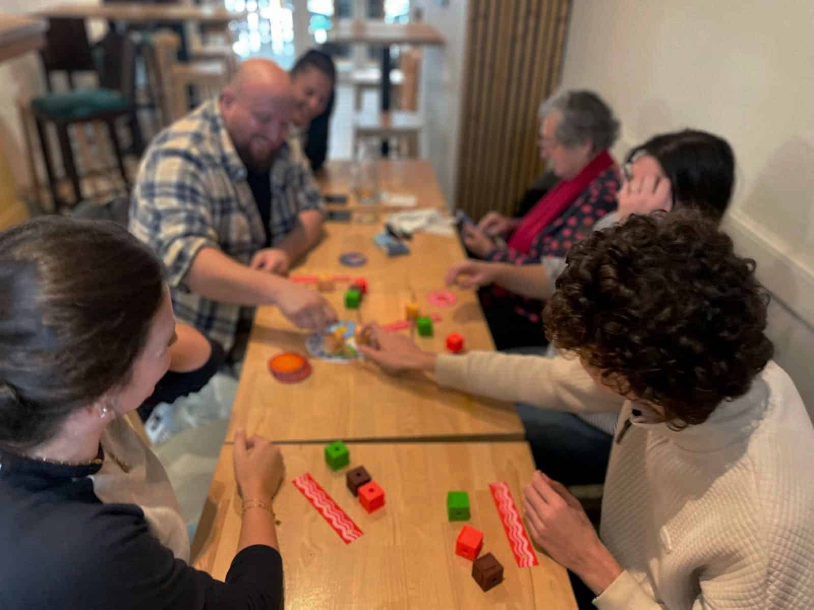Personnes jouant à des jeux de société à L'OCNI à Bordeaux Saint-Augustin